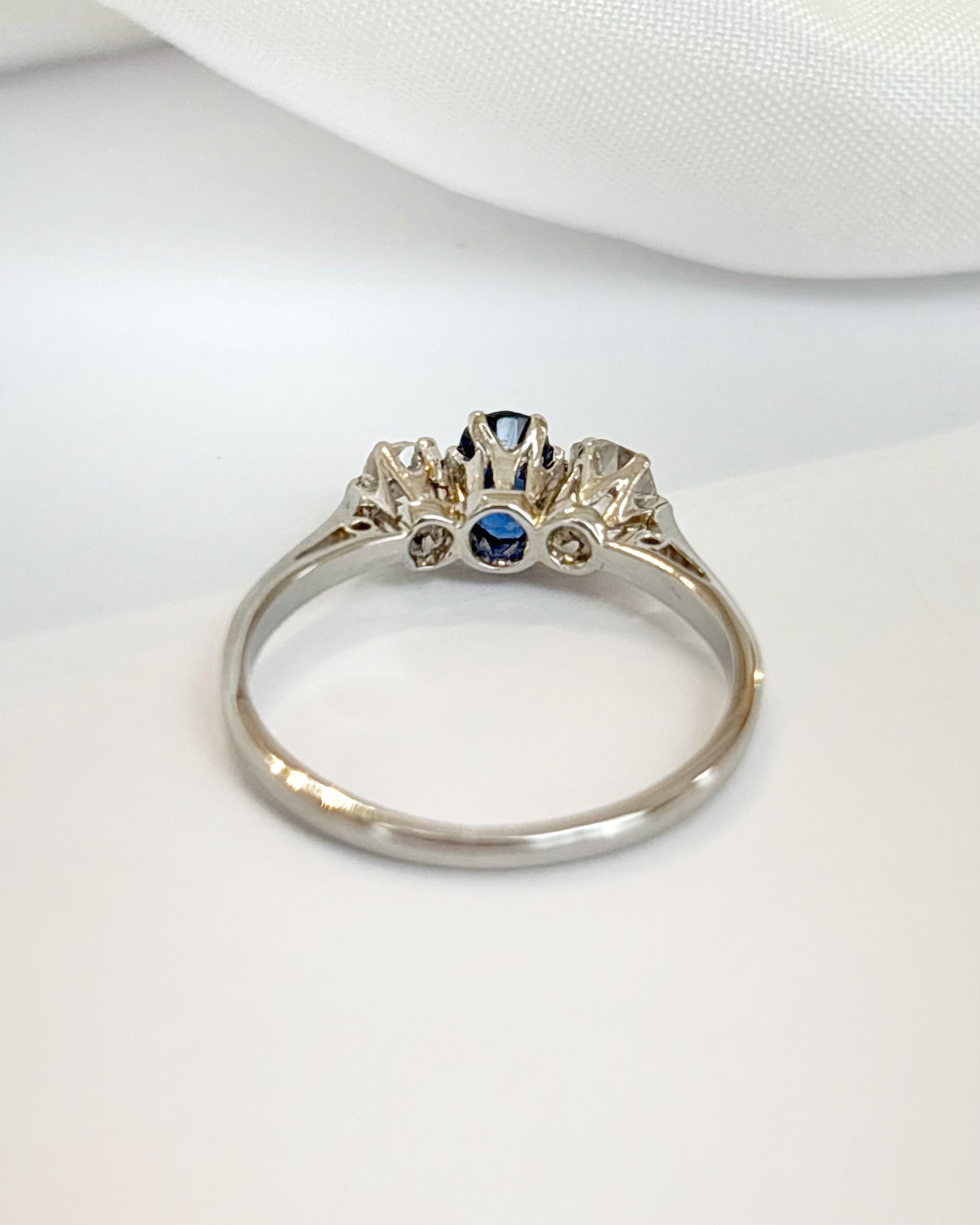 Anillo trilogía de zafiro de 0,65 quilates y diamantes de 0,40 quilates «Helene»