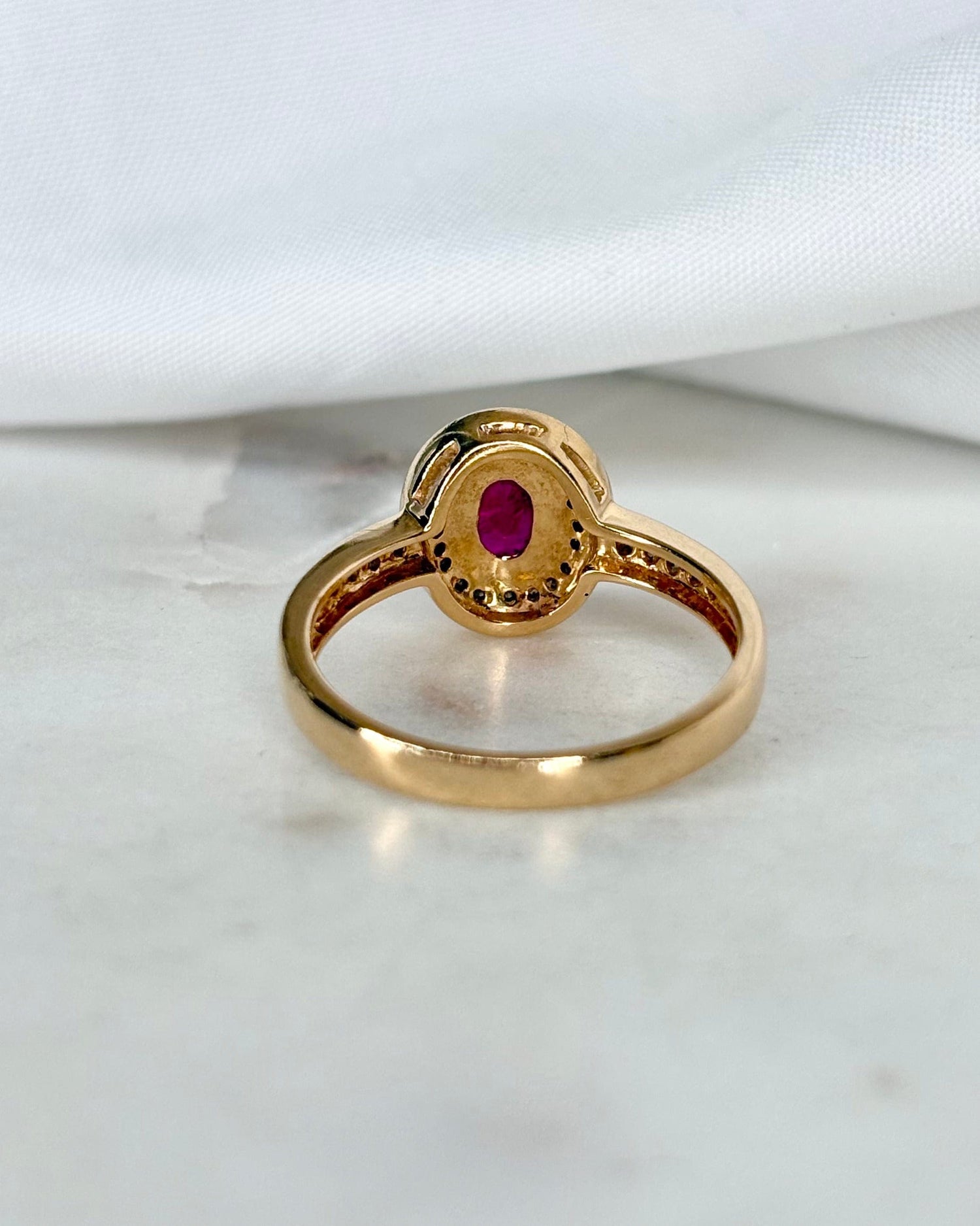 Bague Marguerite Art Déco Rubis 0.80 carat &amp; Diamants 0.44 carat &quot;Carmen&quot;