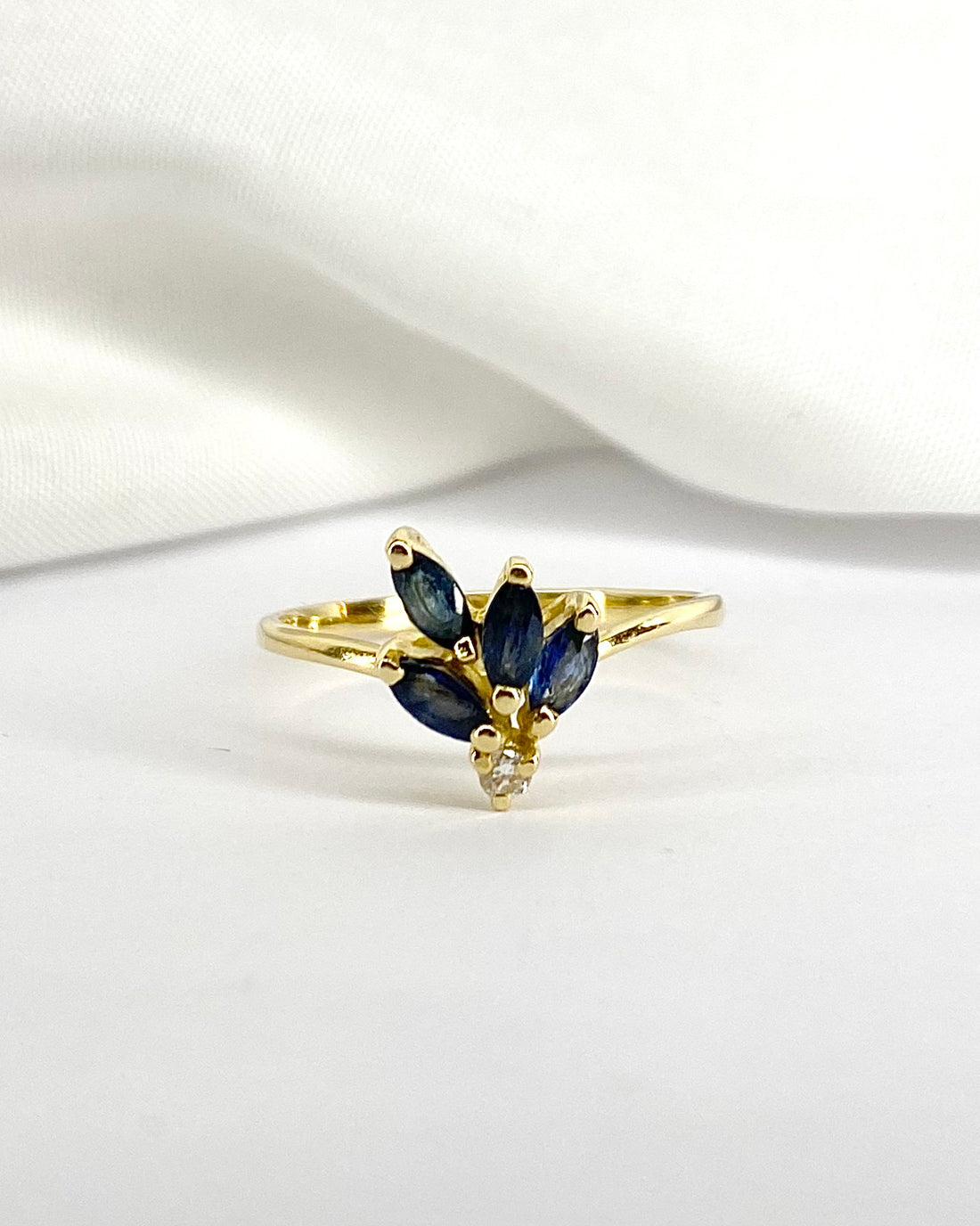 Bague Fleur Déstructurée 4 Saphirs &amp; Diamant &quot;Raphaëlle&quot;