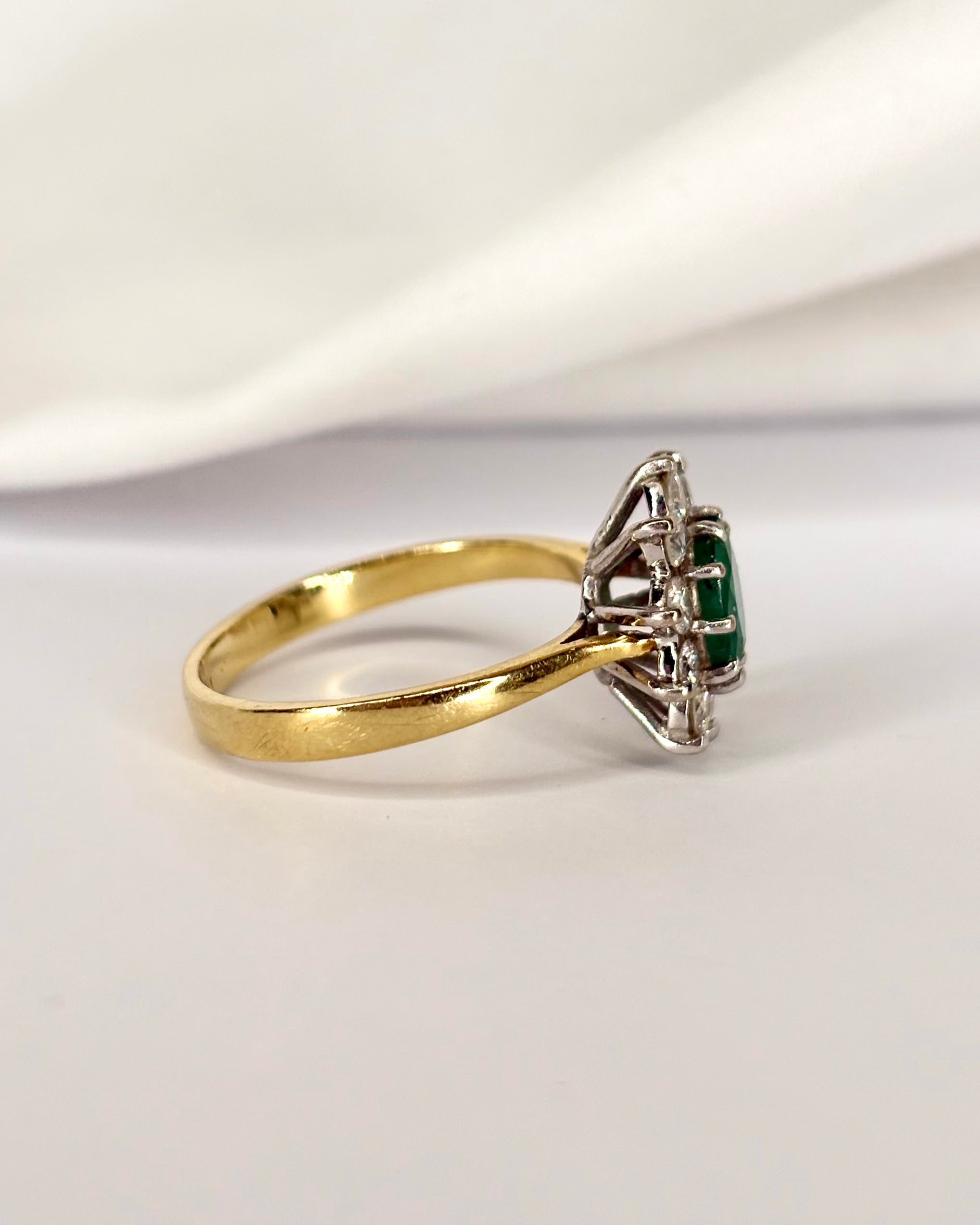 Bague Marguerite Émeraude 0.70 carat &amp; Diamants "Annabelle" - Elliade Paris