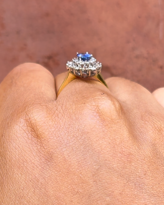 Anillo margarita de zafiro de 0.95 quilates y diamantes de 0.42 quilates «Florence»