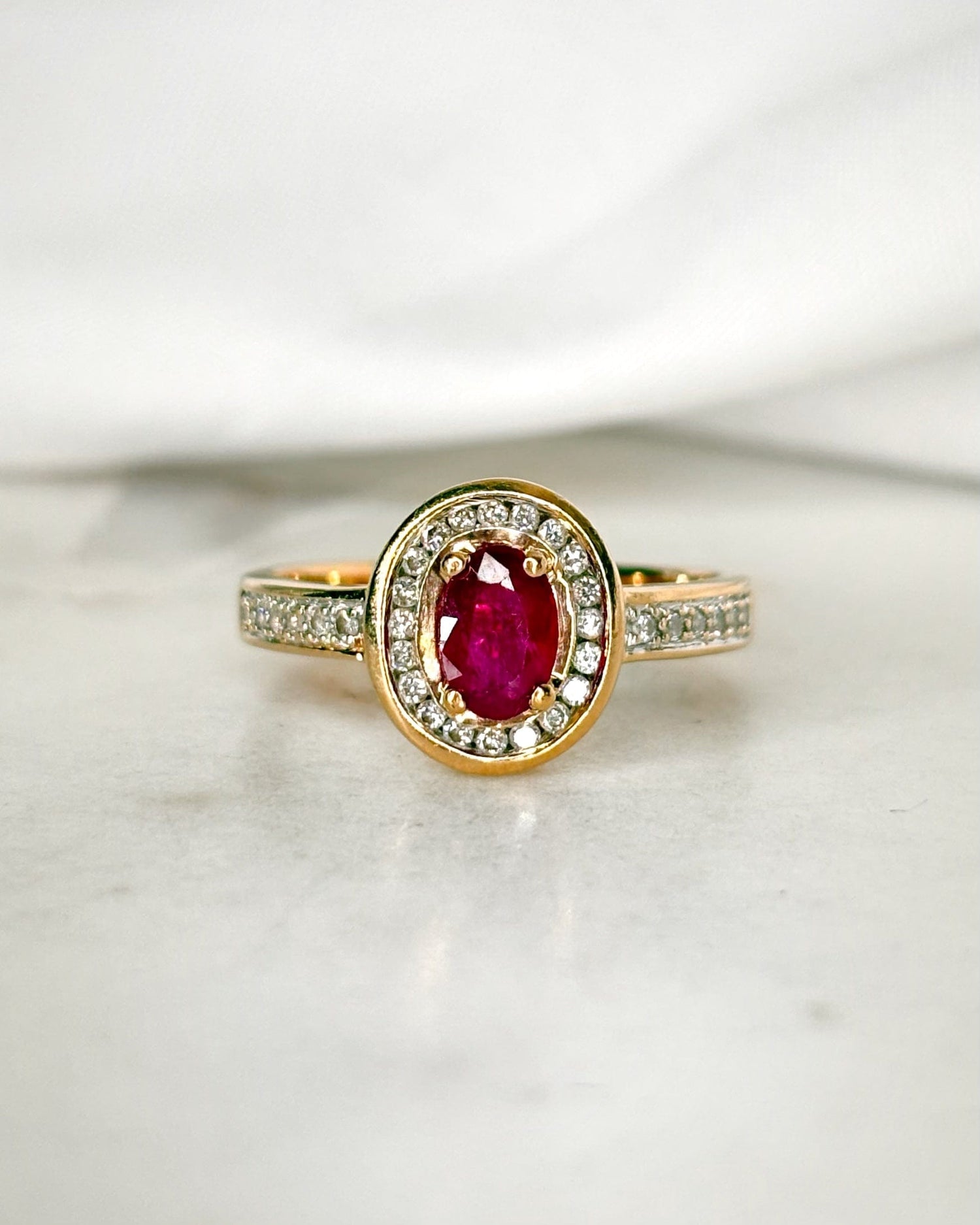 Bague Marguerite Art Déco Rubis 0.80 carat &amp; Diamants 0.44 carat &quot;Carmen&quot;