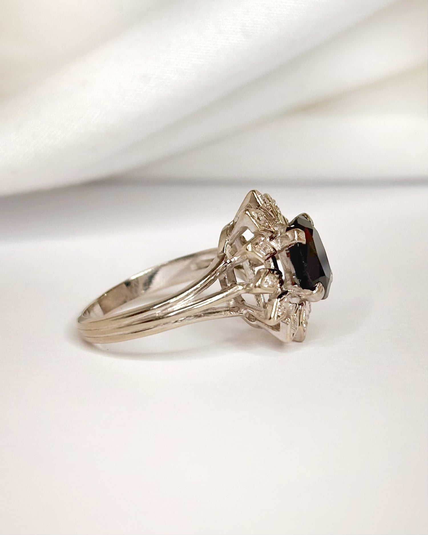 Bague Marguerite Saphir 1.40 carat &amp; Diamants "Chéryl"