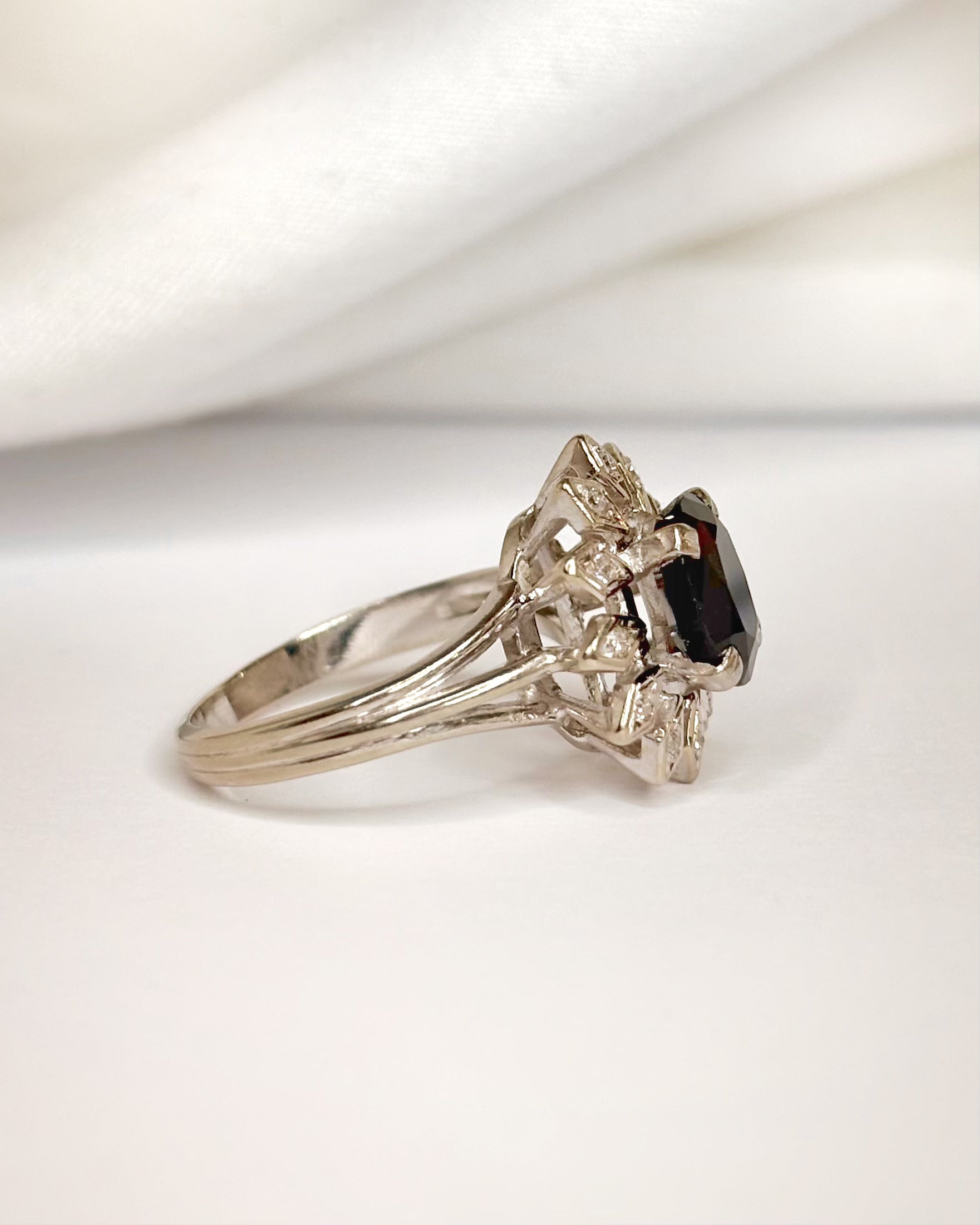Bague Marguerite Saphir 1.40 carat &amp; Diamants "Chéryl"