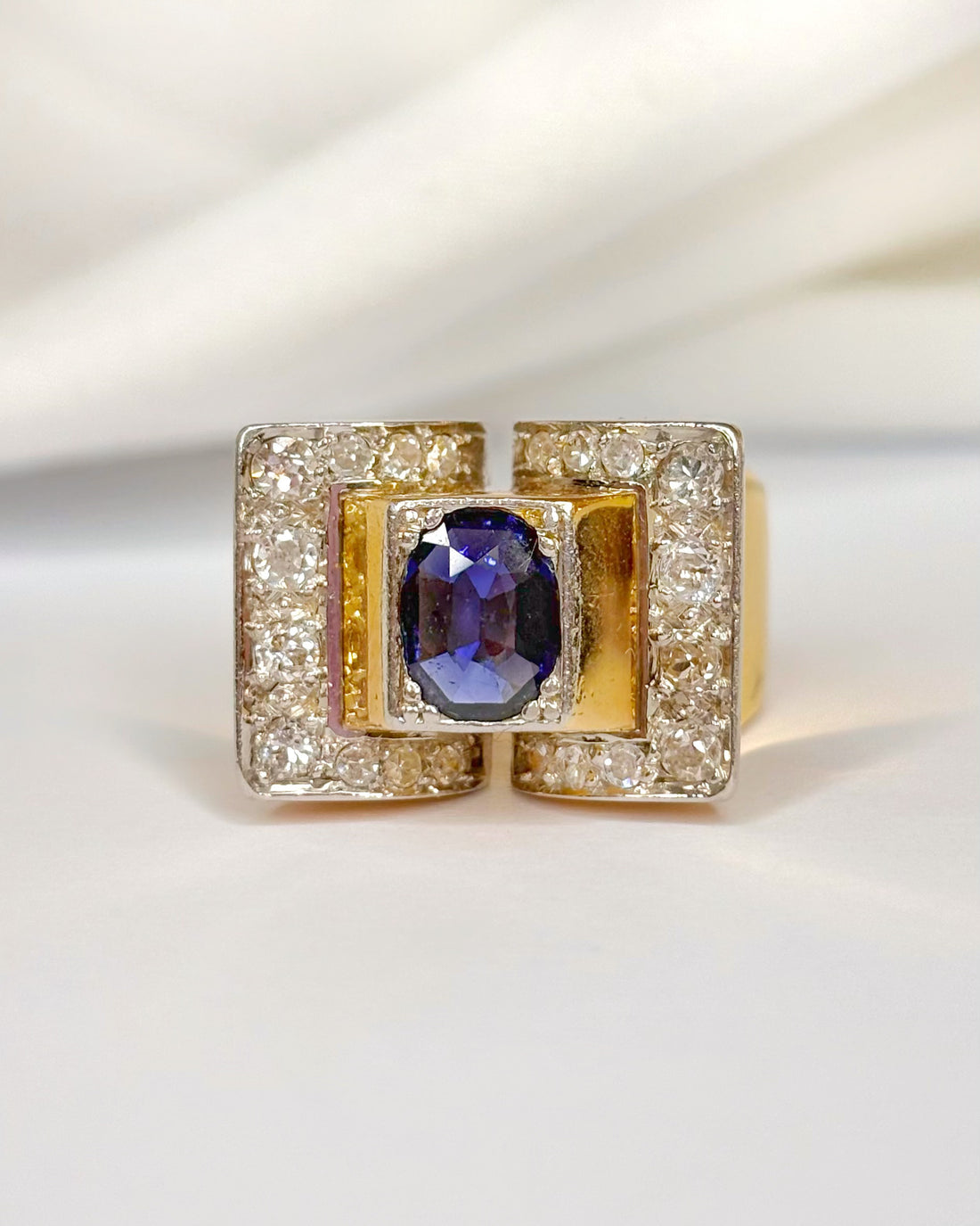 Bague Tank Saphir 1.40 carat, Diamants 0.68 carat &amp; Or 11.73g "Frida"