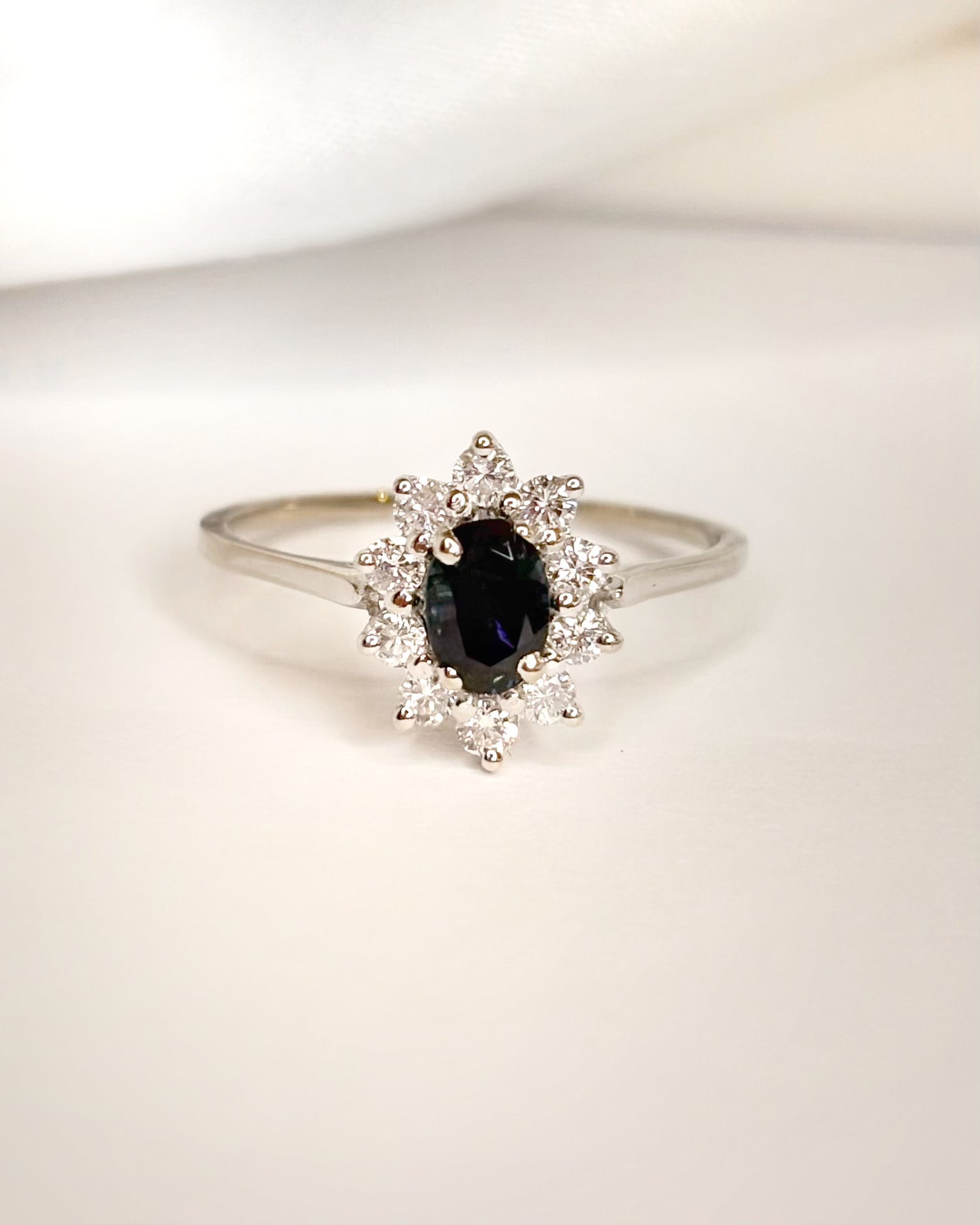 Marguerite Ring Sapphire &amp; Diamonds 0.40 carat "Charlize"