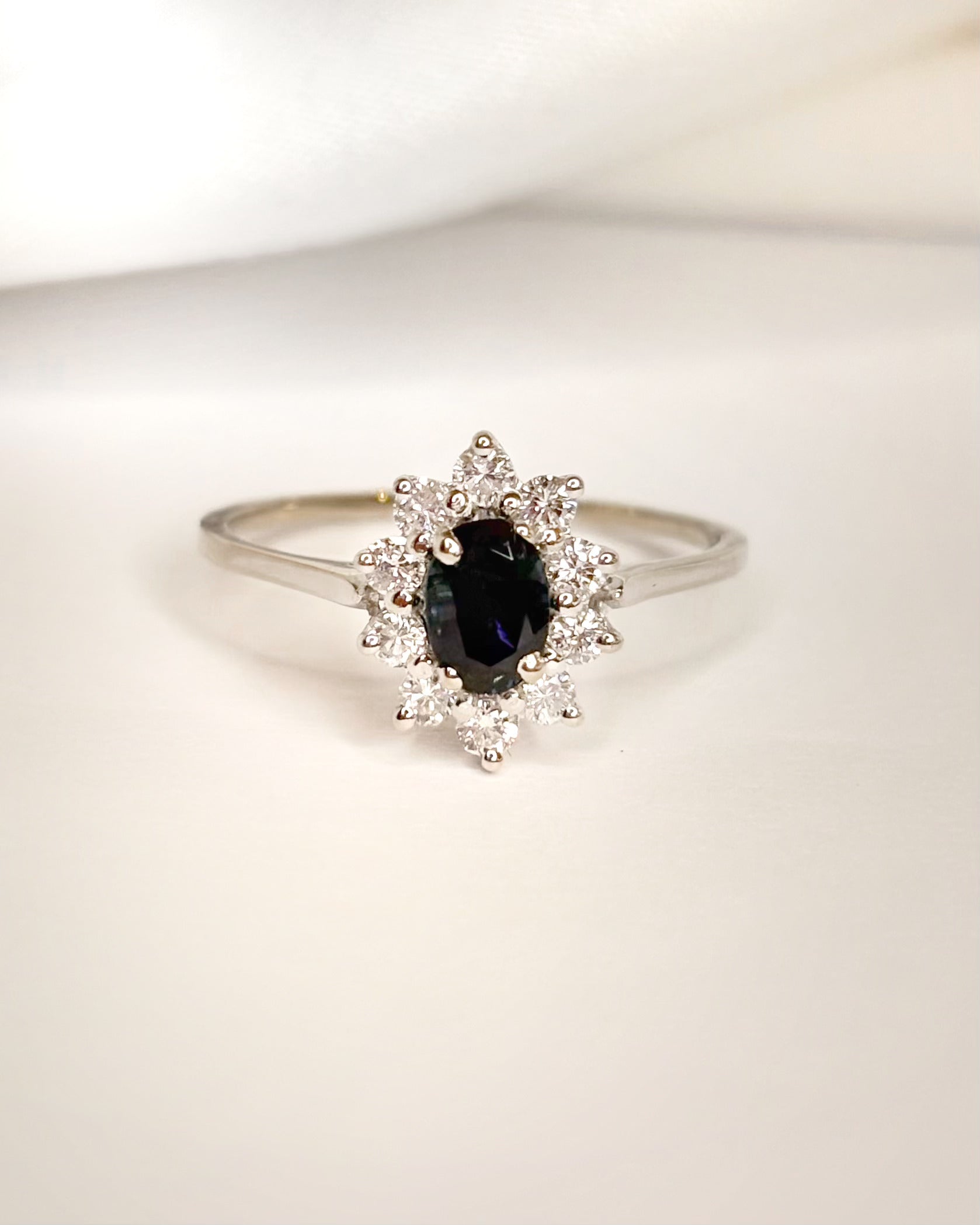 Marguerite Ring Sapphire &amp; Diamonds 0.40 carat "Charlize"