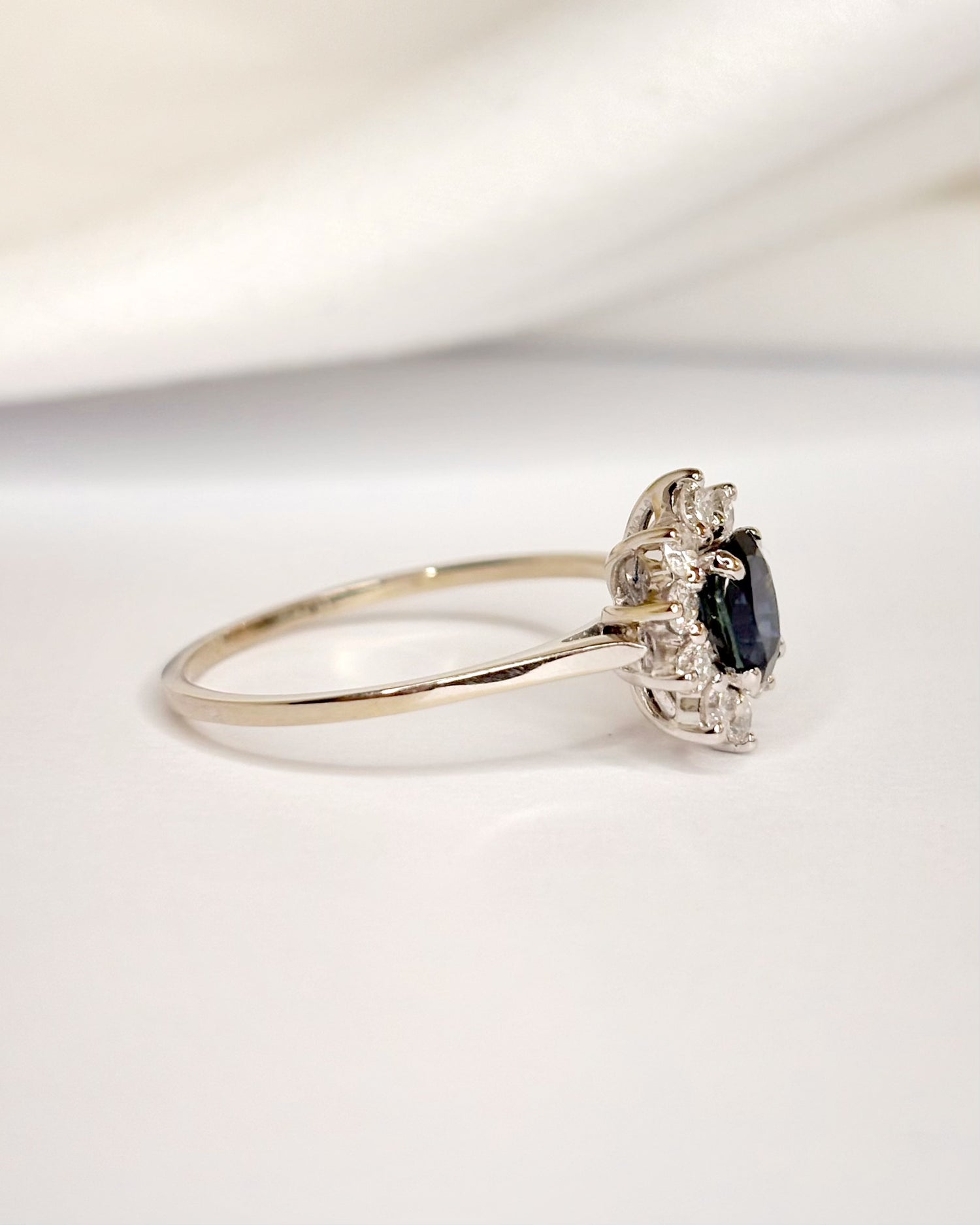 Marguerite Ring Sapphire &amp; Diamonds 0.40 carat "Charlize"