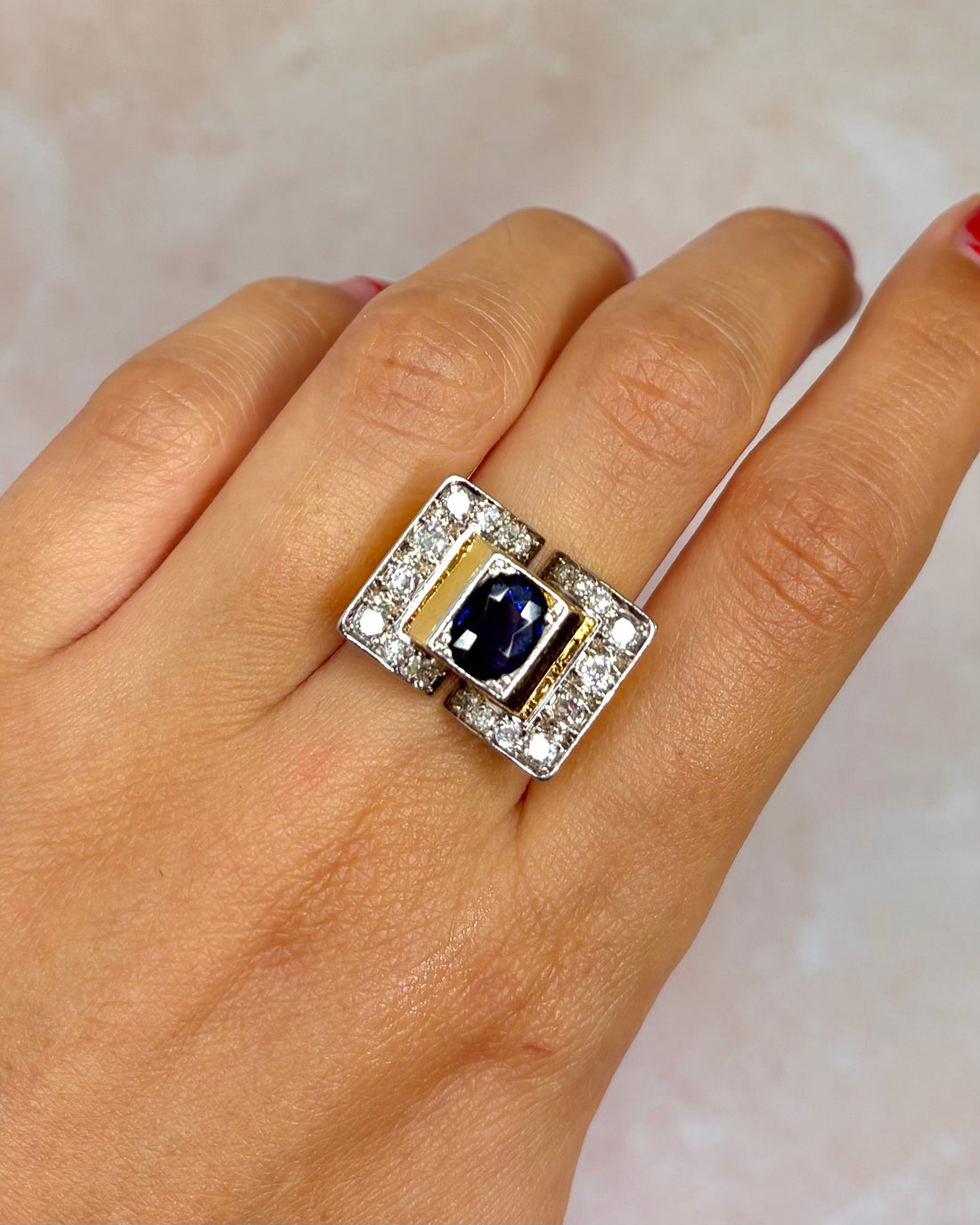 Bague Tank Saphir 1.40 carat, Diamants 0.68 carat &amp; Or 11.73g "Frida"