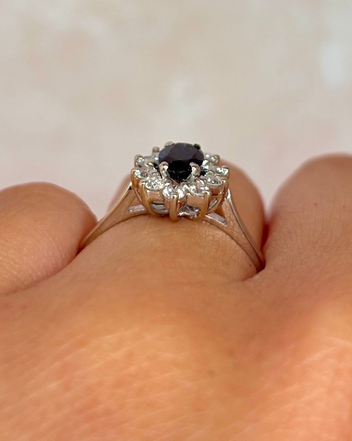 Marguerite Ring Sapphire &amp; Diamonds 0.40 carat "Charlize"