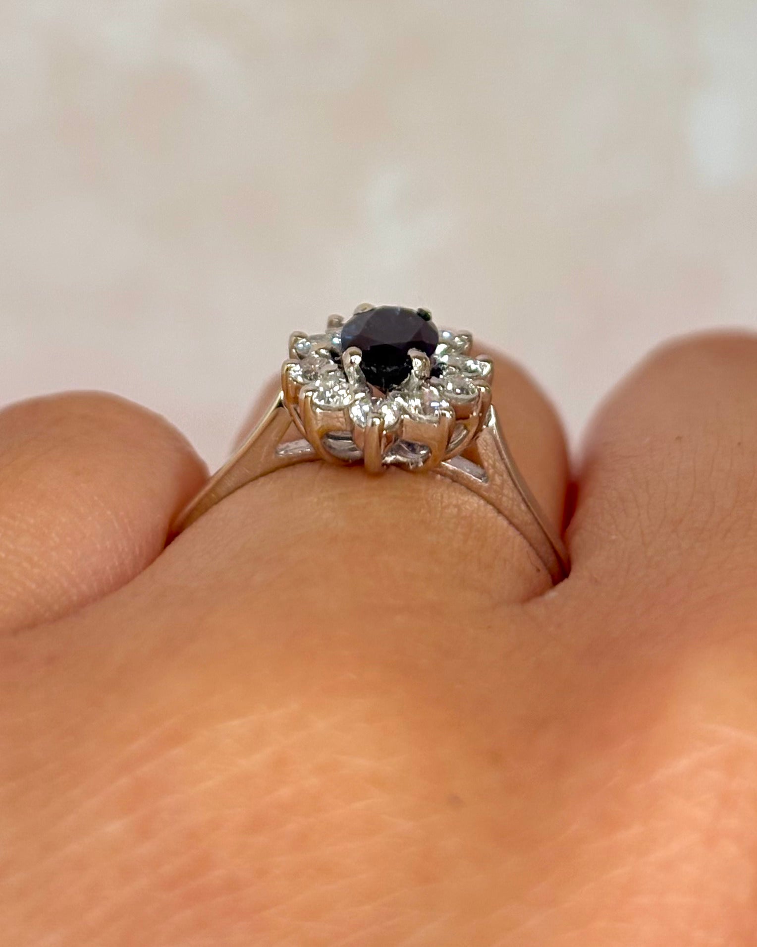 Marguerite Ring Sapphire &amp; Diamonds 0.40 carat "Charlize"