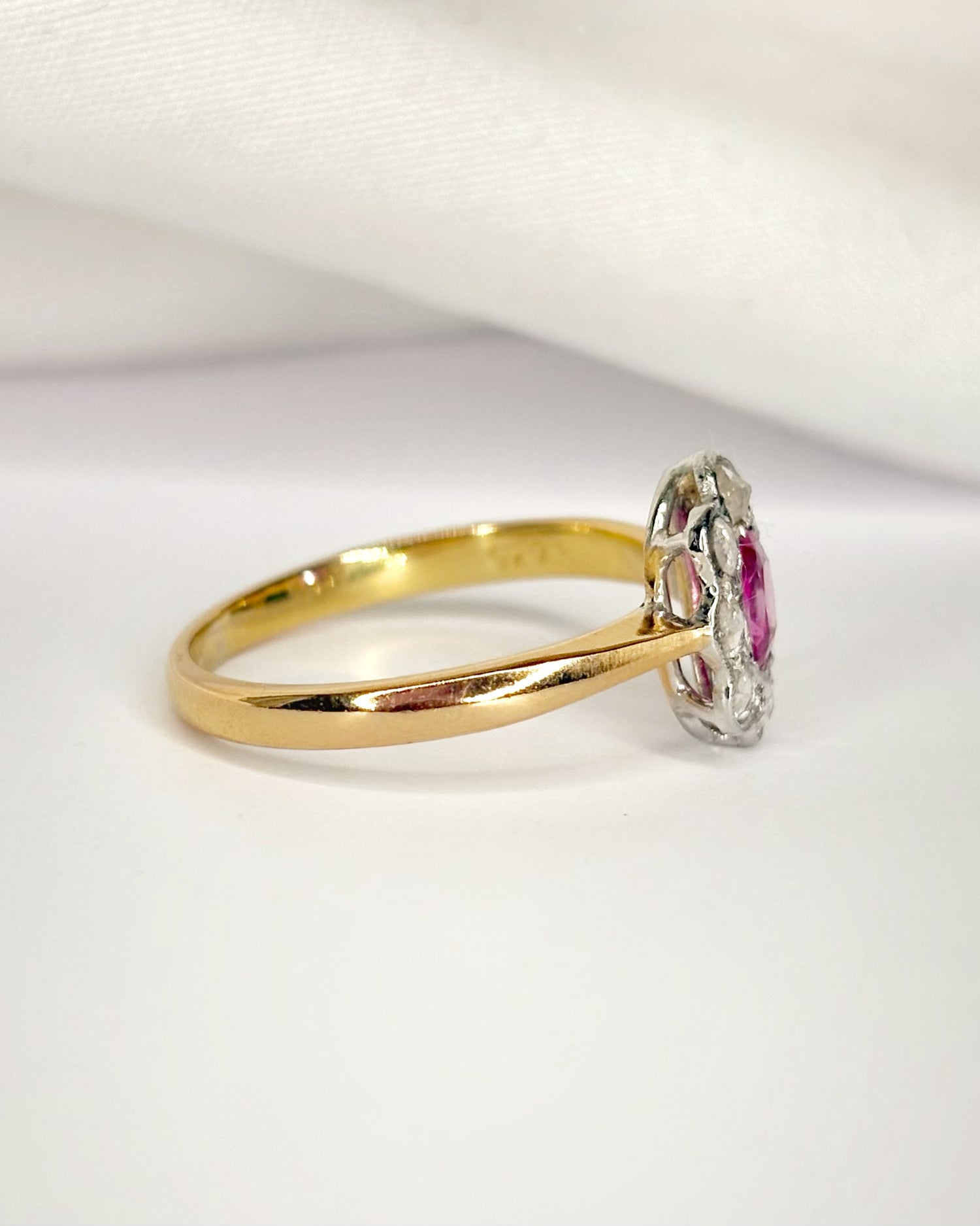 Bague Marguerite Art-Déco Saphir Rose 0.40 carat &amp; Diamants 0.24 carat "Naia"