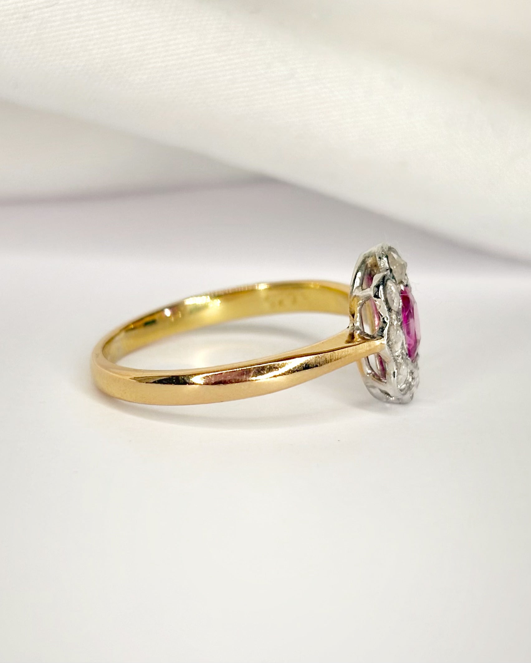 Bague Marguerite Art-Déco Saphir Rose 0.40 carat &amp; Diamants 0.24 carat "Naia"