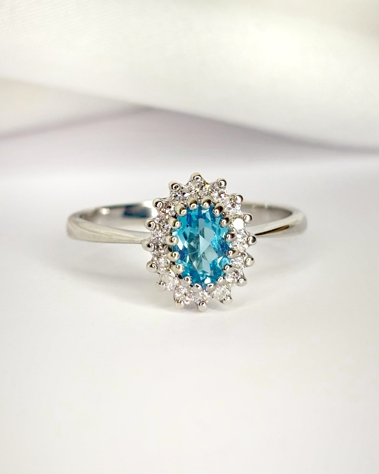 Bague Marguerite Topaze Swiss Blue 0.89 carat &amp; Diamants 0.32 carat "Linda"
