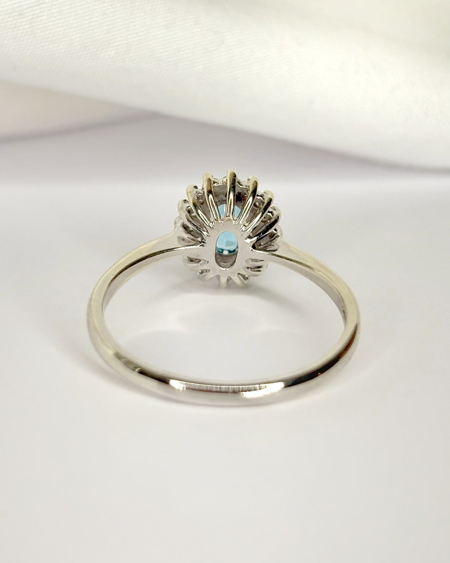 Bague Marguerite Topaze Swiss Blue 0.89 carat &amp; Diamants 0.32 carat "Linda"
