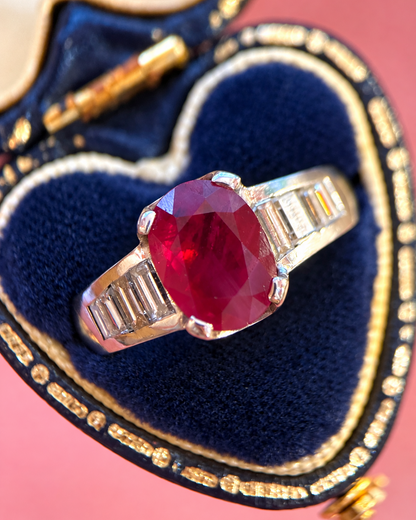 Anillo tipo alianza de rubí de 2.91 quilates y diamantes baguette, 6.3g «Carmine»