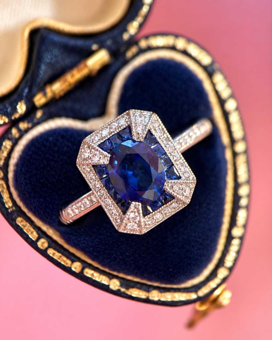 Anillo de estilo art déco con zafiros de Ceilán y diamantes «Lazare»