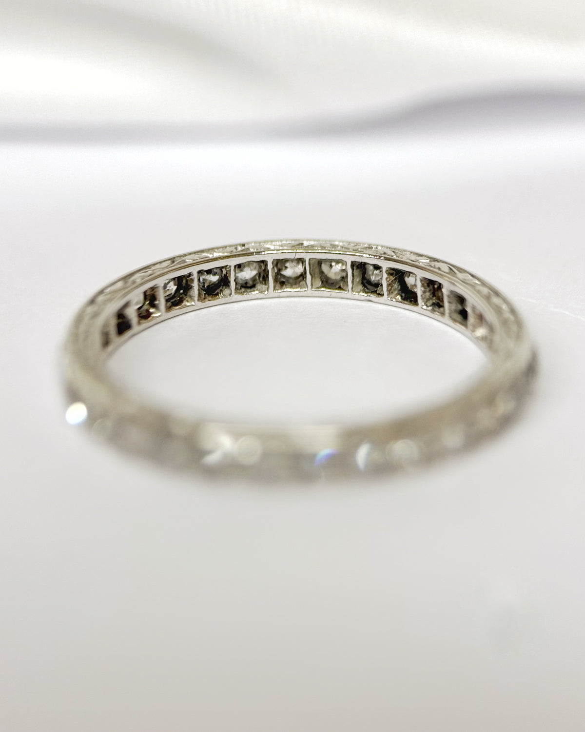 0.90 carat 2.4 mm American diamond band "Laure"