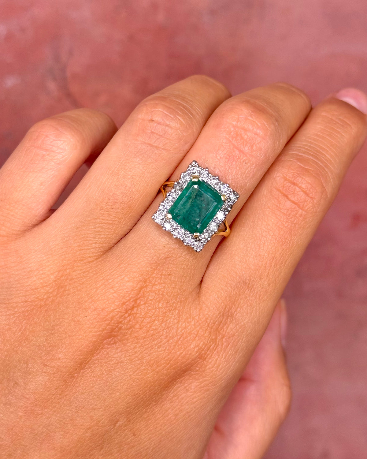 Anillo Margarita con esmeralda de 2.90 quilates y diamantes de 0.72 quilates "Lucia"