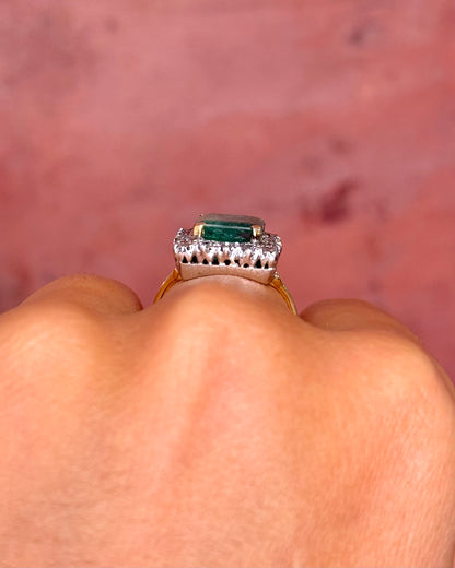 Anillo Margarita con esmeralda de 2.90 quilates y diamantes de 0.72 quilates "Lucia"