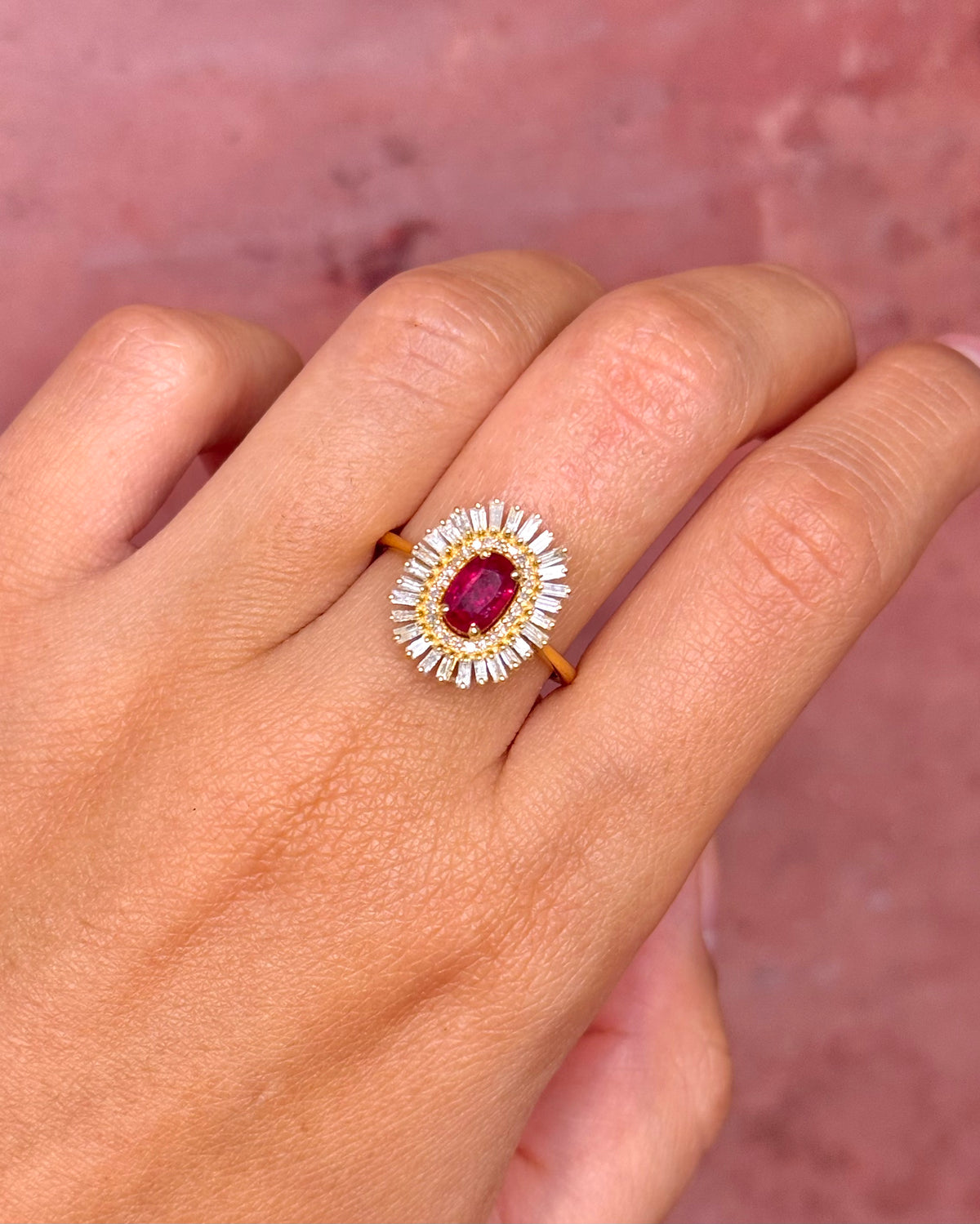 Anillo margarita de rubí mozambiqueño de 0.82 quilates y diamantes de 0.63 quilates "Biena"