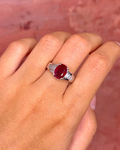 Anillo tipo alianza de rubí de 2.91 quilates y diamantes baguette, 6.3g «Carmine»