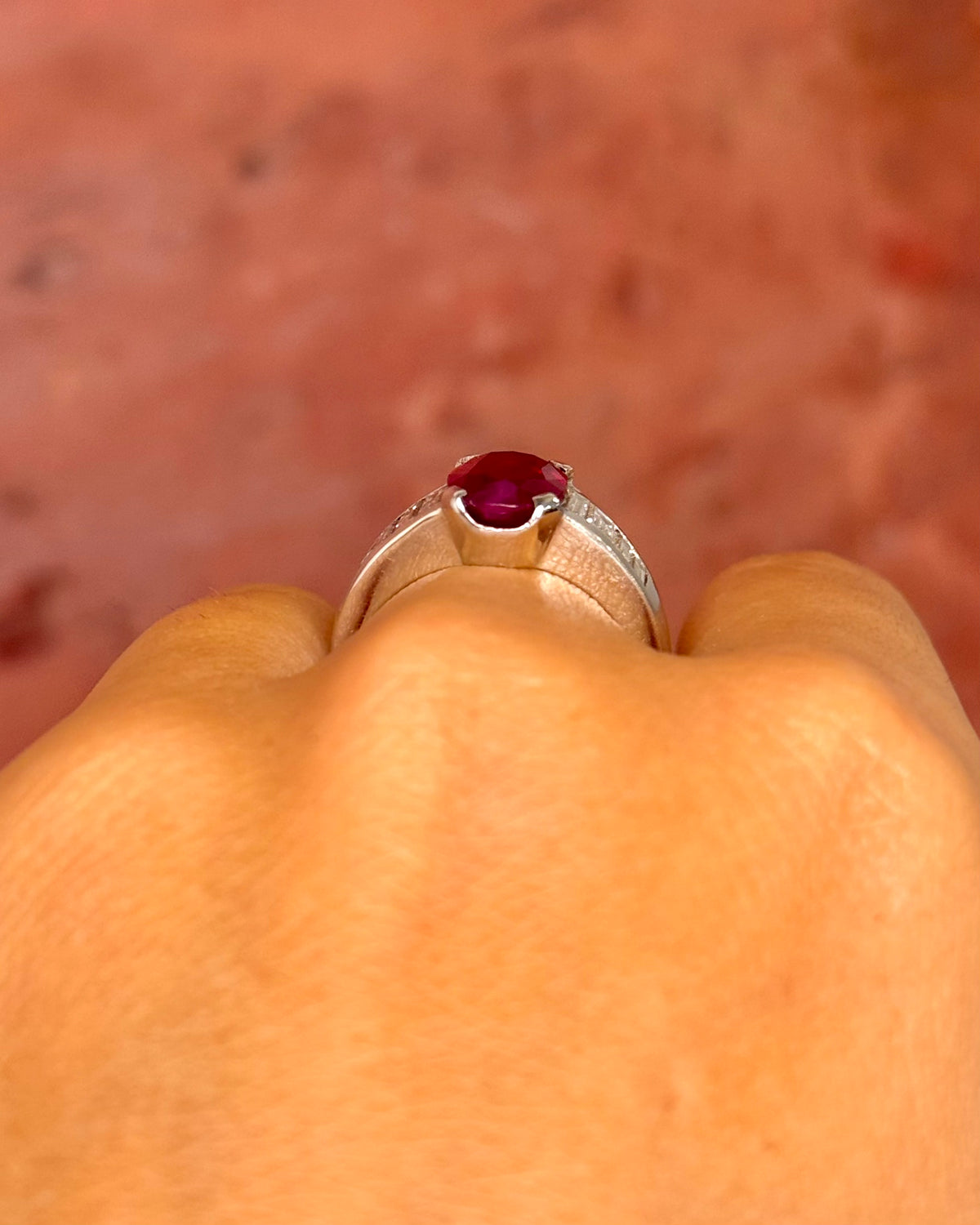 Anillo tipo alianza de rubí de 2.91 quilates y diamantes baguette, 6.3g «Carmine»