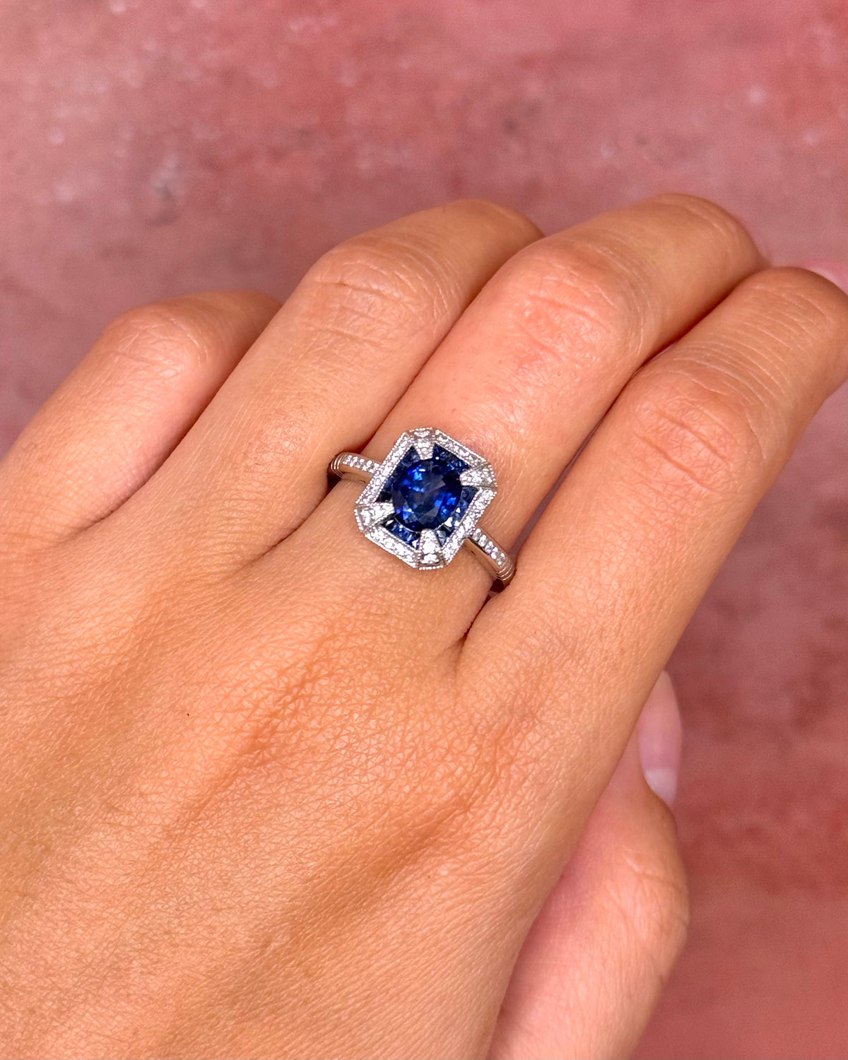 Anillo de estilo art déco con zafiros de Ceilán y diamantes «Lazare»