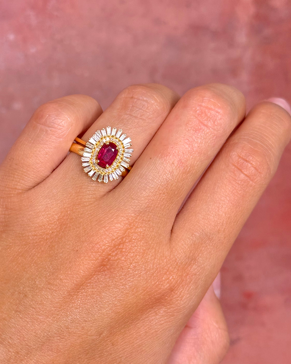 Anillo margarita de rubí mozambiqueño de 0.82 quilates y diamantes de 0.63 quilates "Biena"