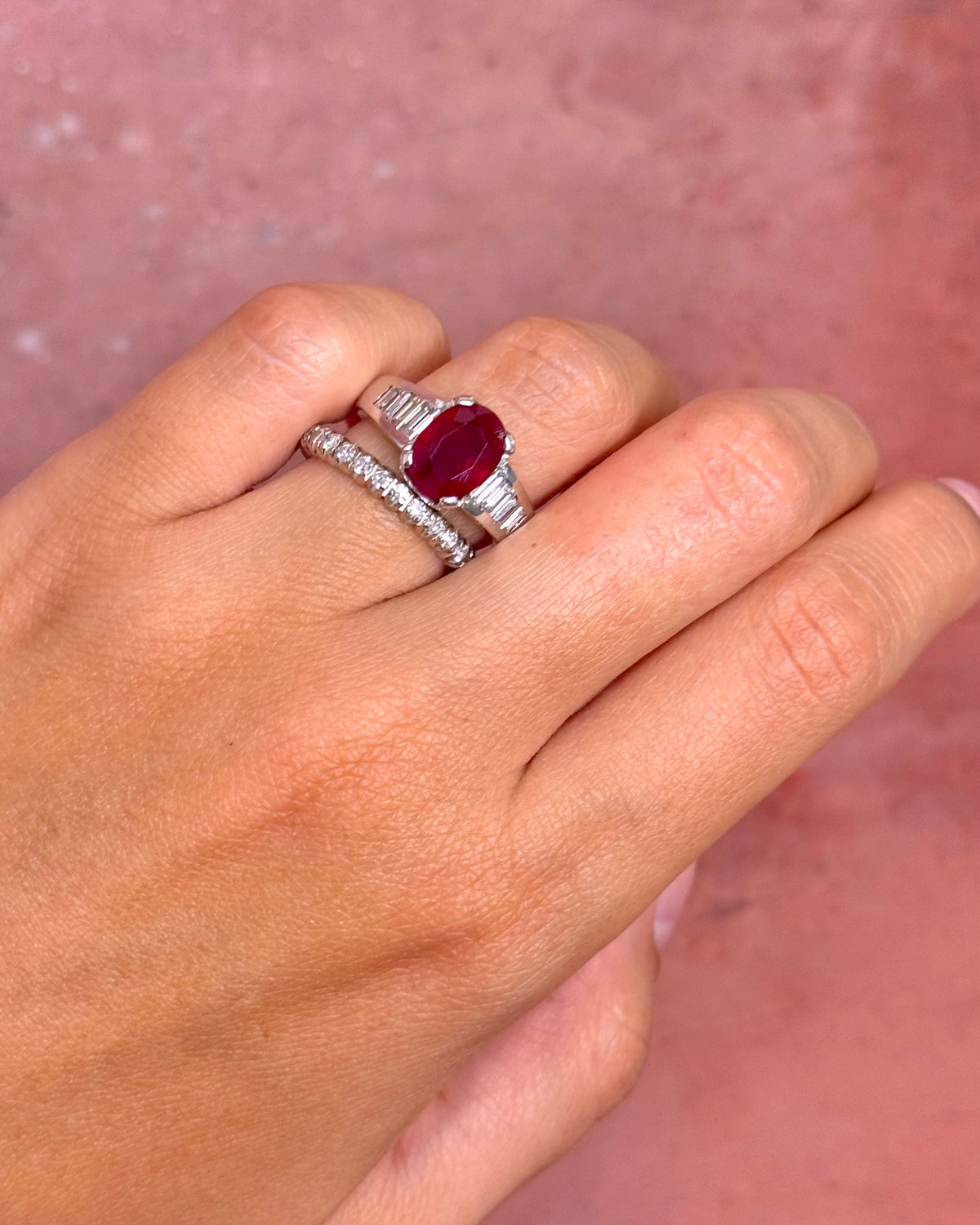 Anillo tipo alianza de rubí de 2.91 quilates y diamantes baguette, 6.3g «Carmine»