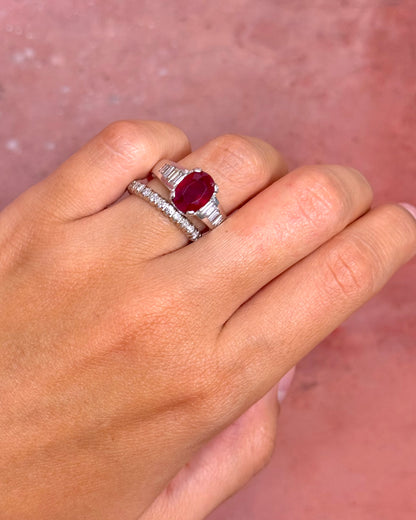 Anillo tipo alianza de rubí de 2.91 quilates y diamantes baguette, 6.3g «Carmine»