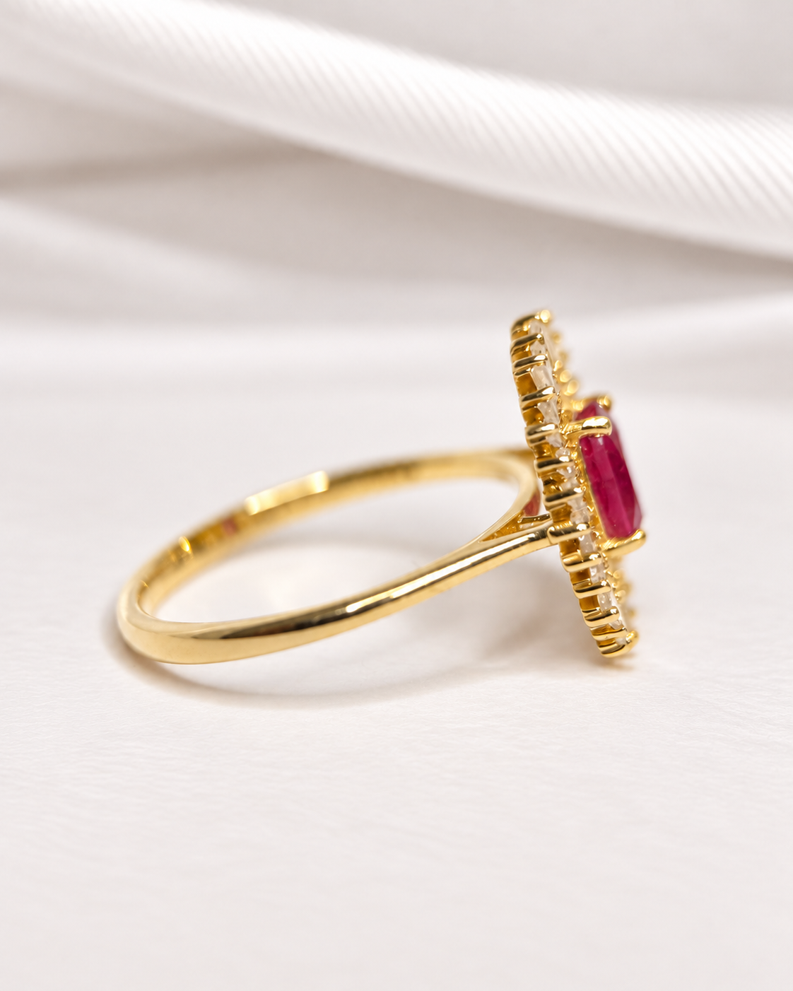 Anillo margarita de rubí mozambiqueño de 0.82 quilates y diamantes de 0.63 quilates "Biena"