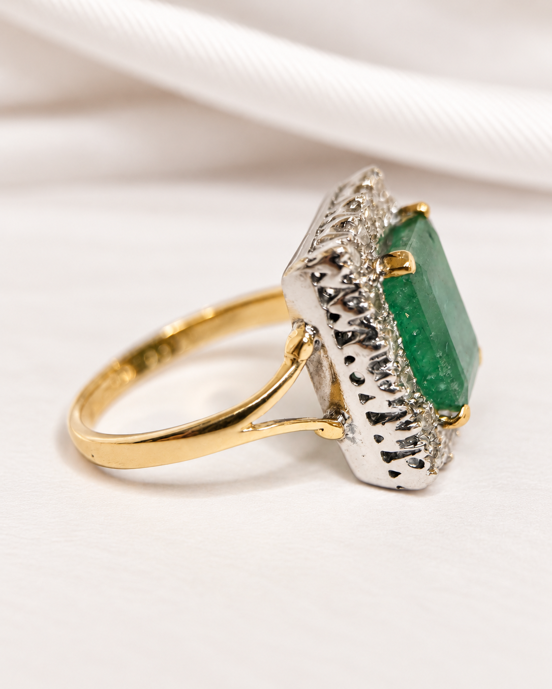 Anillo Margarita con esmeralda de 2.90 quilates y diamantes de 0.72 quilates "Lucia"