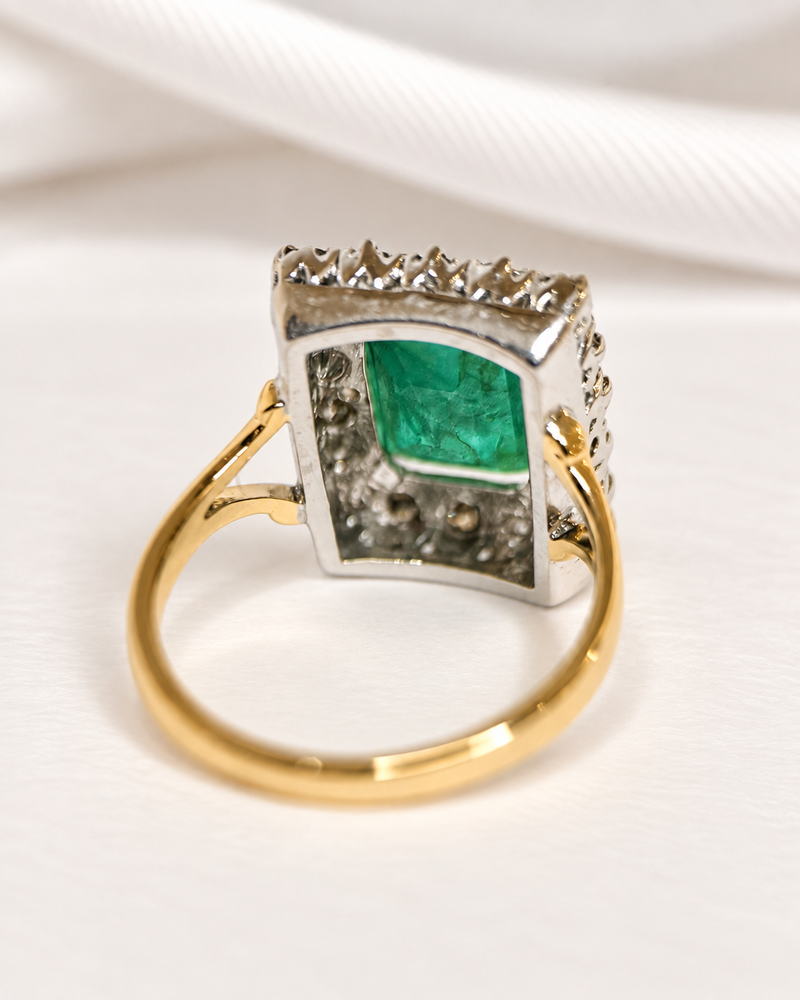 Anillo Margarita con esmeralda de 2.90 quilates y diamantes de 0.72 quilates "Lucia"