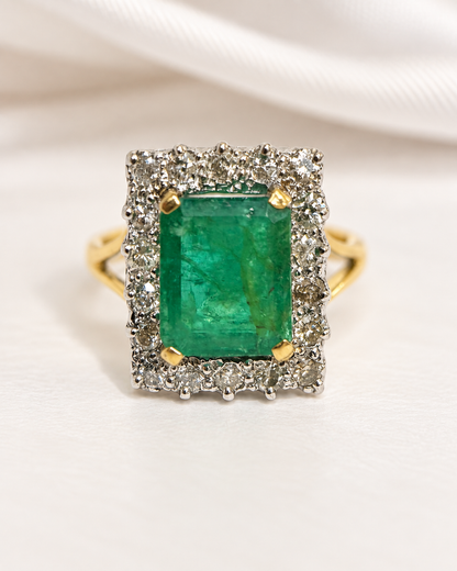 Anillo Margarita con esmeralda de 2.90 quilates y diamantes de 0.72 quilates "Lucia"