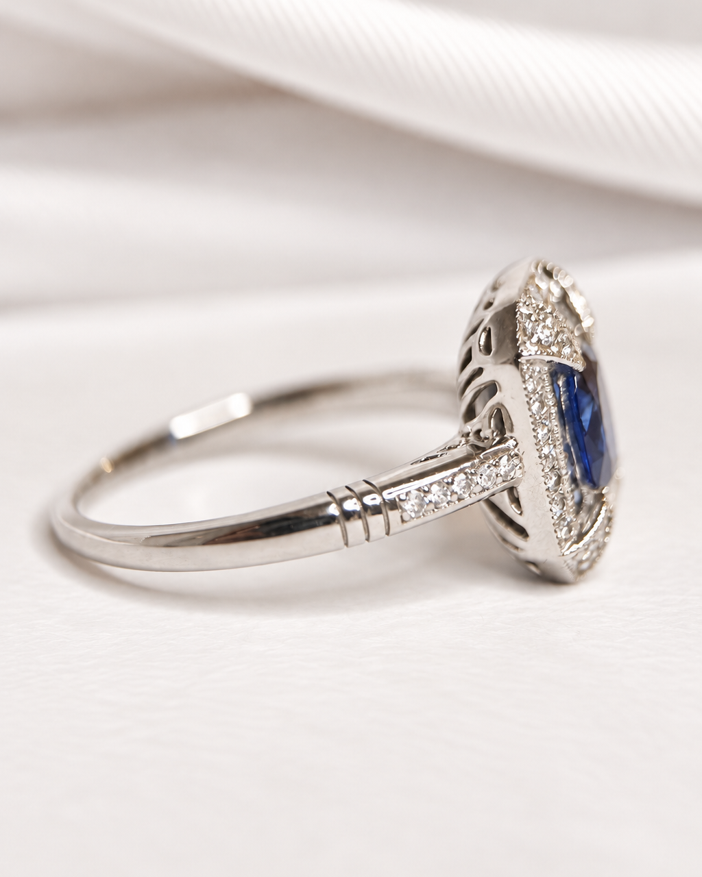 Anillo de estilo art déco con zafiros de Ceilán y diamantes «Lazare»