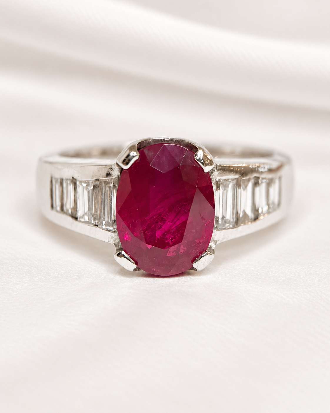 Anillo tipo alianza de rubí de 2.91 quilates y diamantes baguette, 6.3g «Carmine»