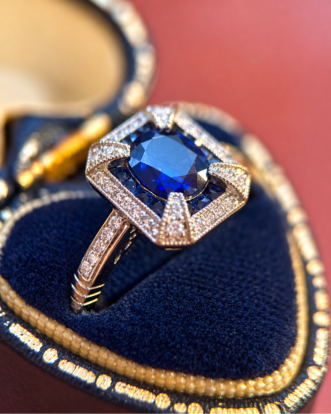 Anillo de estilo art déco con zafiros de Ceilán y diamantes «Lazare»