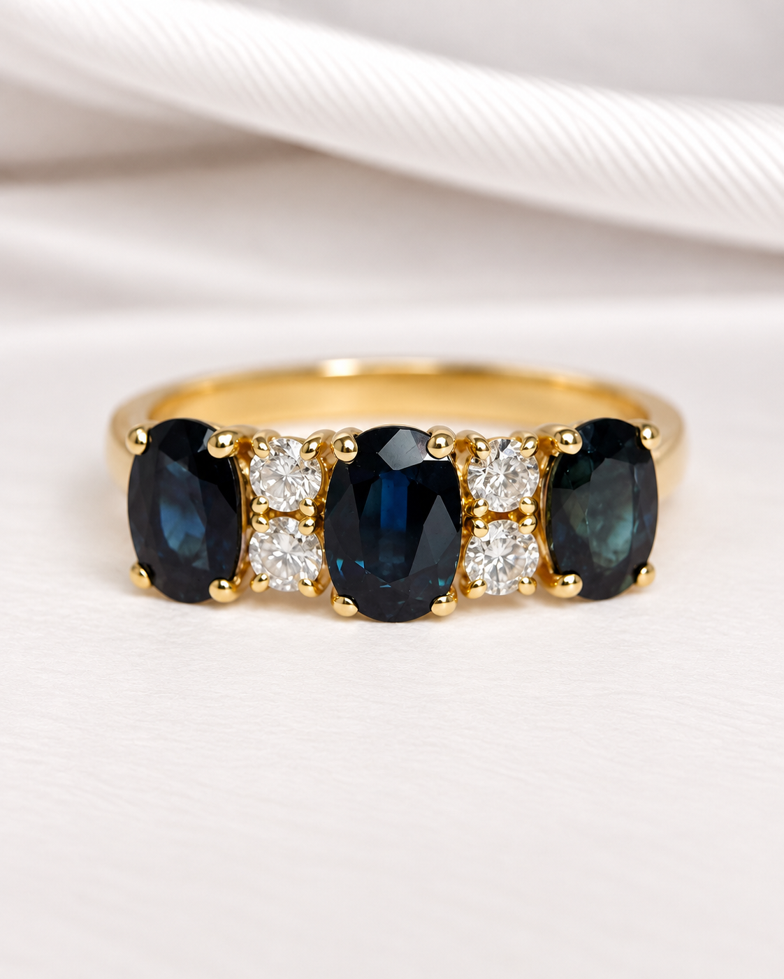 Anillo rivière de zafiros de 2 quilates y diamantes de 0.24 quilates «Maude»