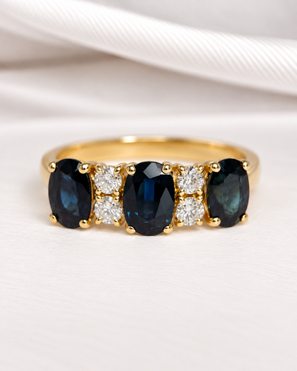 Anillo rivière de zafiros de 2 quilates y diamantes de 0.24 quilates «Maude»