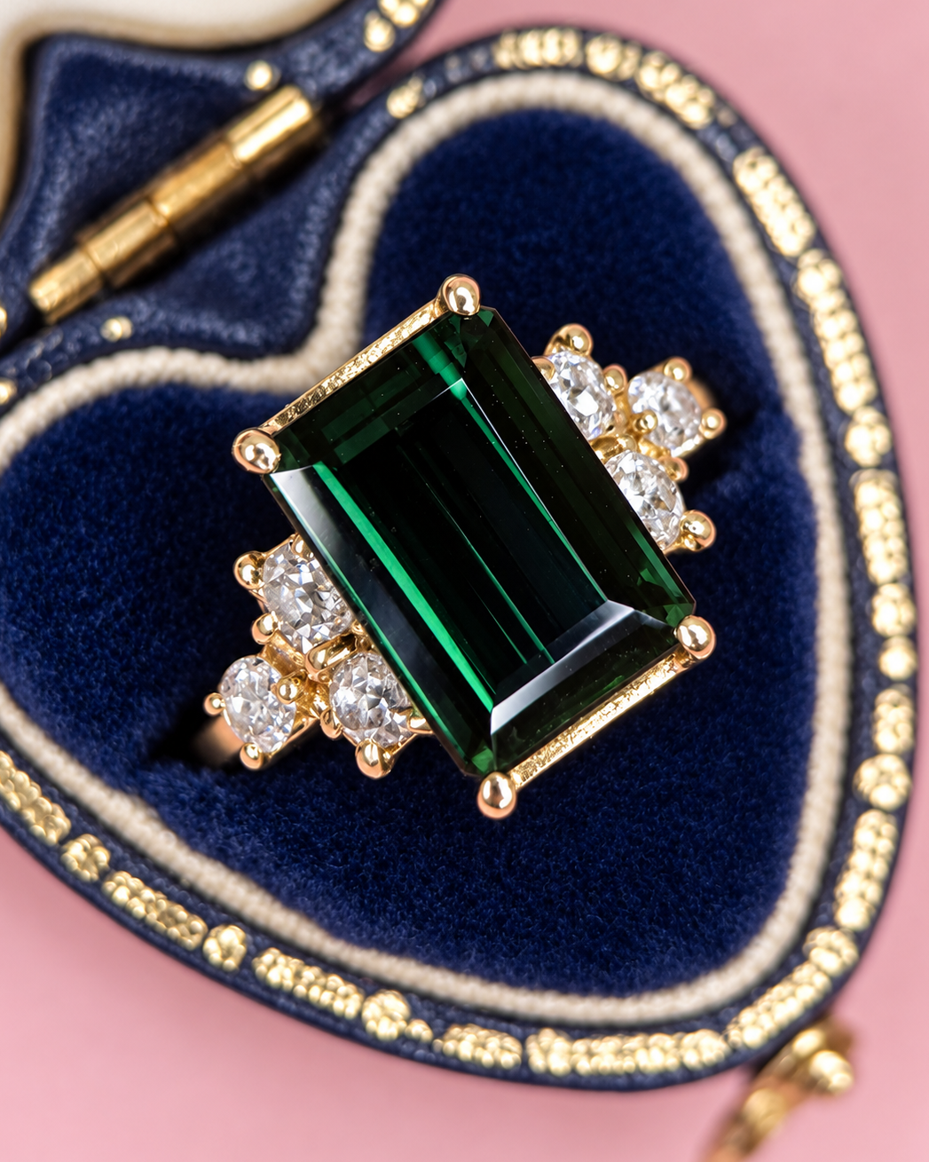 Anillo cóctel trilogía de turmalina de 4.20 quilates y diamantes de 0.54 quilates «Linda»