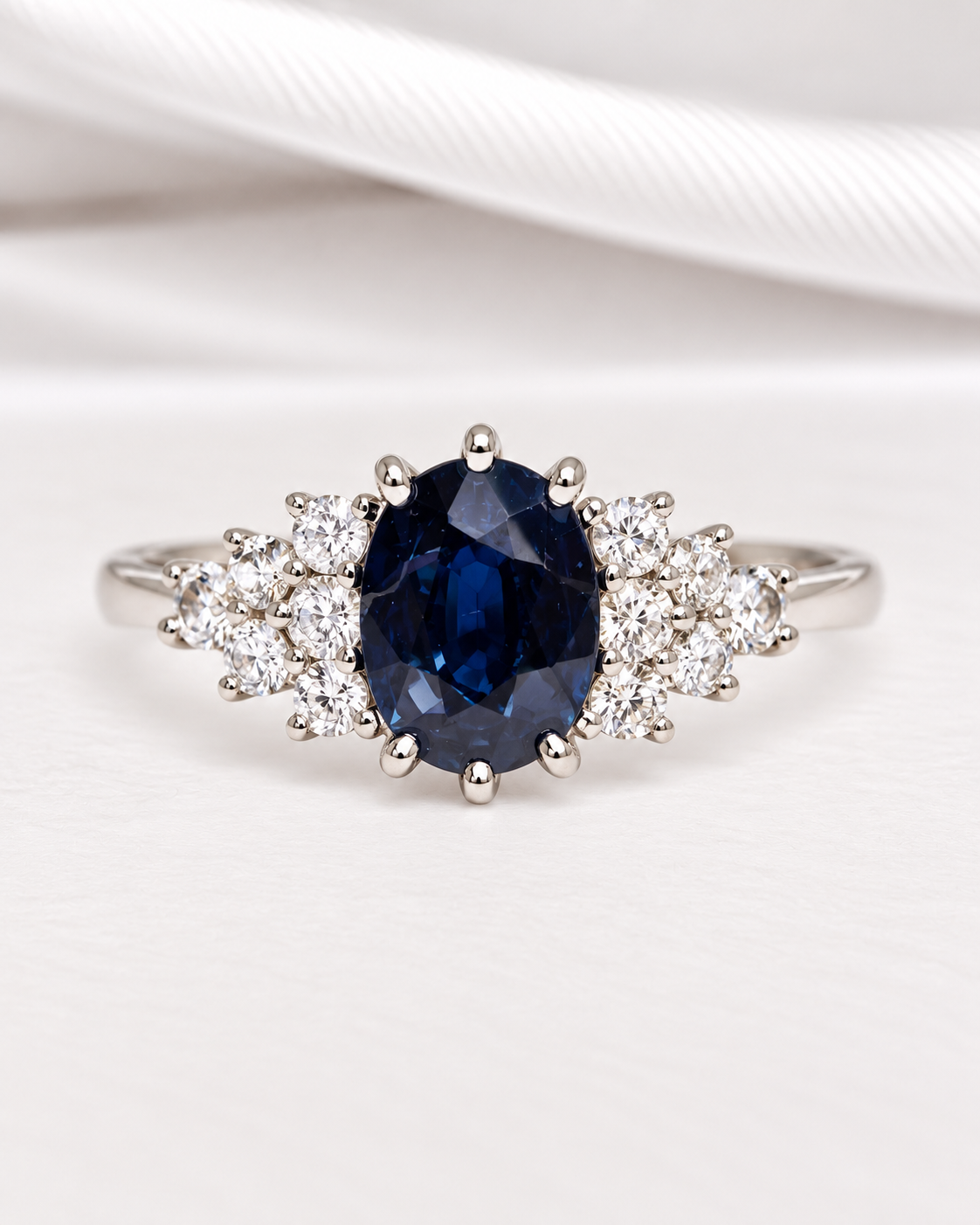 Anillo trilogía de zafiro de 0.95 quilates y diamantes de 0.42 quilates "Constance"