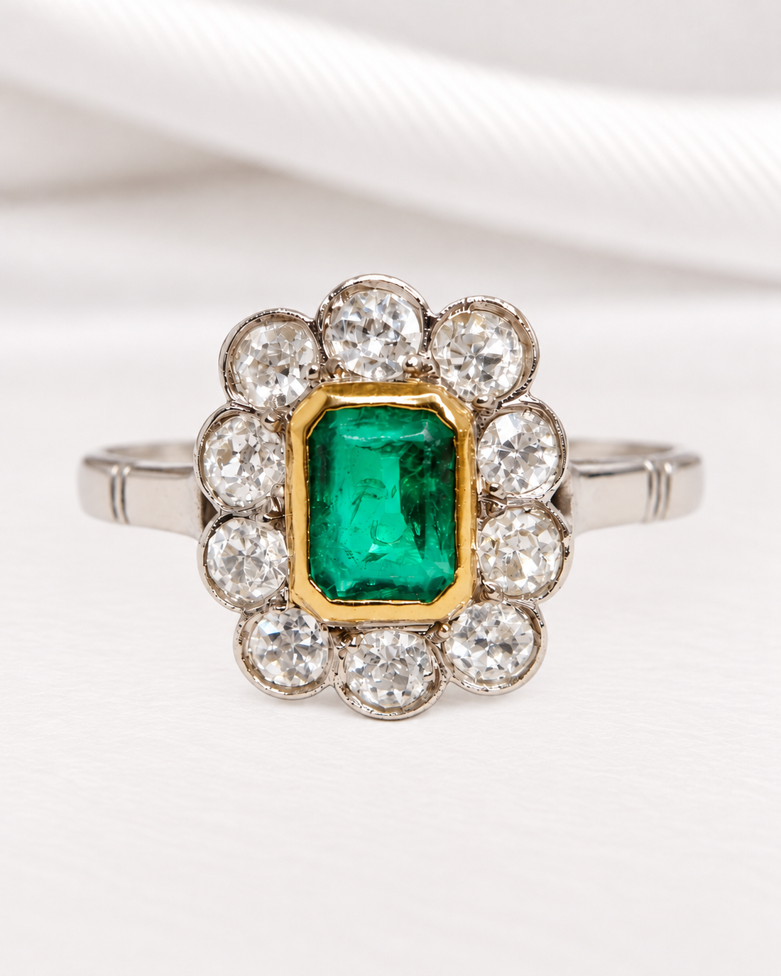 Anillo Marguerite Art Déco Esmeralda 0,56 quilates y Diamantes 0,55 quilates "Flore"