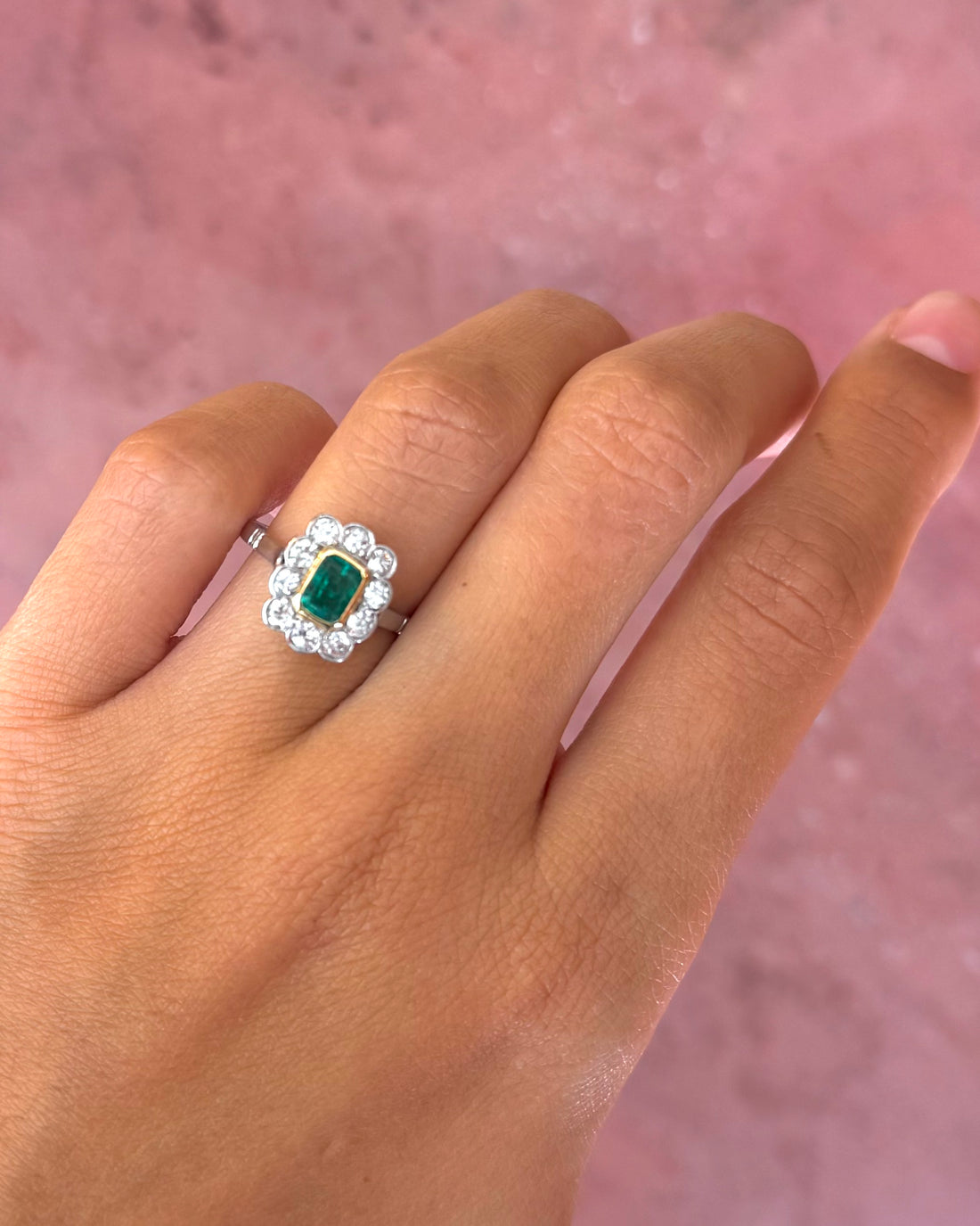 Anillo Marguerite Art Déco Esmeralda 0,56 quilates y Diamantes 0,55 quilates "Flore"