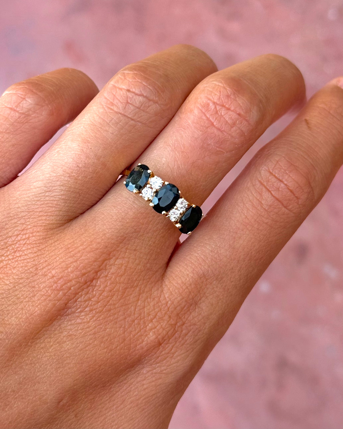 Anillo rivière de zafiros de 2 quilates y diamantes de 0.24 quilates «Maude»