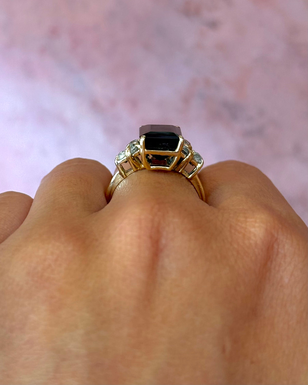 Anillo cóctel trilogía de turmalina de 4.20 quilates y diamantes de 0.54 quilates «Linda»