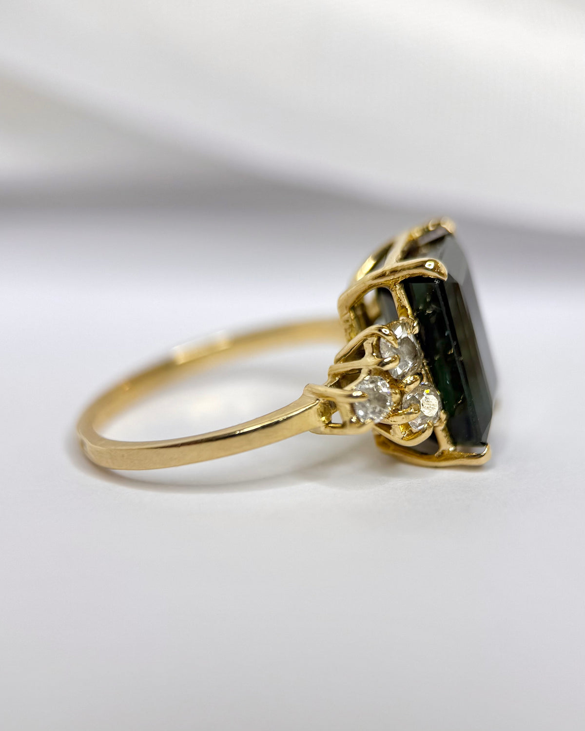 Anillo cóctel trilogía de turmalina de 4.20 quilates y diamantes de 0.54 quilates «Linda»