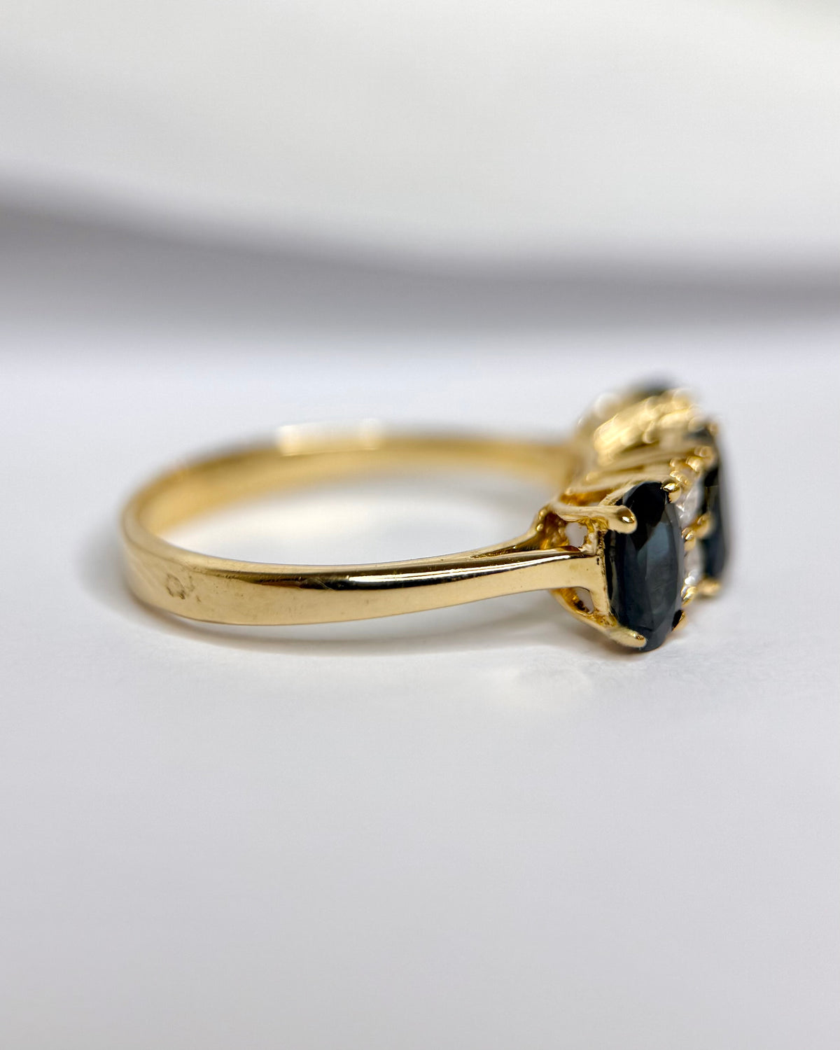 Anillo rivière de zafiros de 2 quilates y diamantes de 0.24 quilates «Maude»