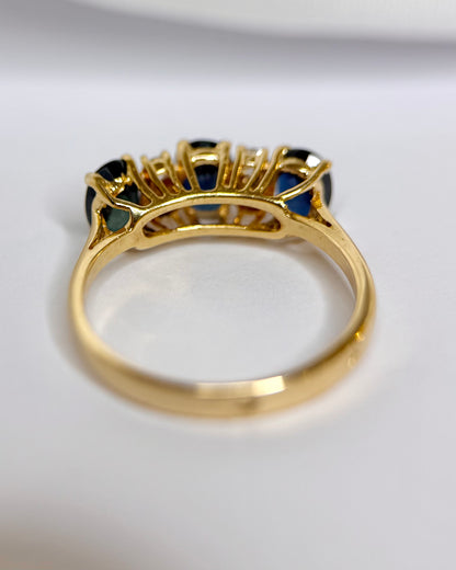 Anillo rivière de zafiros de 2 quilates y diamantes de 0.24 quilates «Maude»