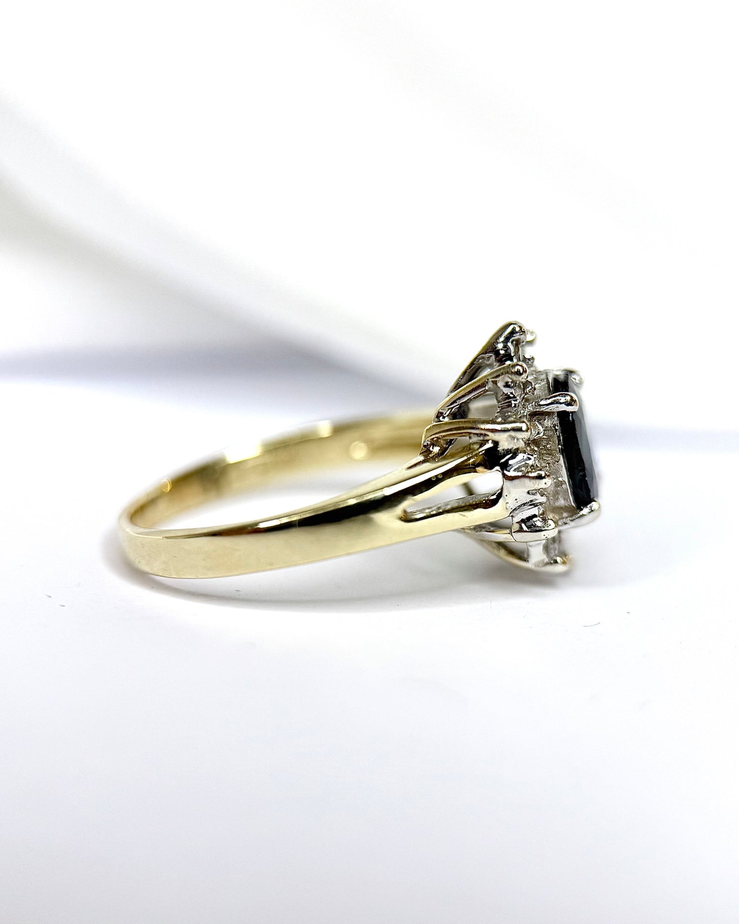 Bague Marguerite Saphir 1.60 carat &amp; Diamants 0.24 carat "Eleanore"
